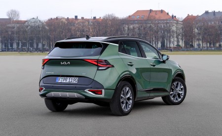 2023 Kia Sportage (Color: Experience Green; Euro-Spec) Rear Three-Quarter Wallpapers 450x275 (47)