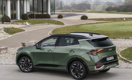 2023 Kia Sportage (Color: Experience Green; Euro-Spec) Rear Three-Quarter Wallpapers 450x275 (50)