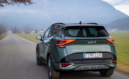 2023 Kia Sportage (Color: Experience Green; Euro-Spec) Rear Wallpapers 450x275 (41)