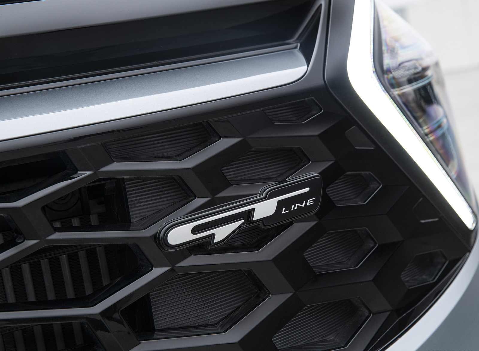 2023 Kia Sportage (Color: Lunar Silver; Euro-Spec) Badge Wallpapers (13)