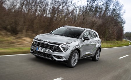 2023 Kia Sportage (Color: Lunar Silver; Euro-Spec) Front Three-Quarter Wallpapers 450x275 (6)
