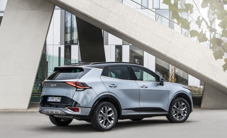 2023 Kia Sportage (Color: Lunar Silver; Euro-Spec) Rear Three-Quarter Wallpapers 450x275 (11)