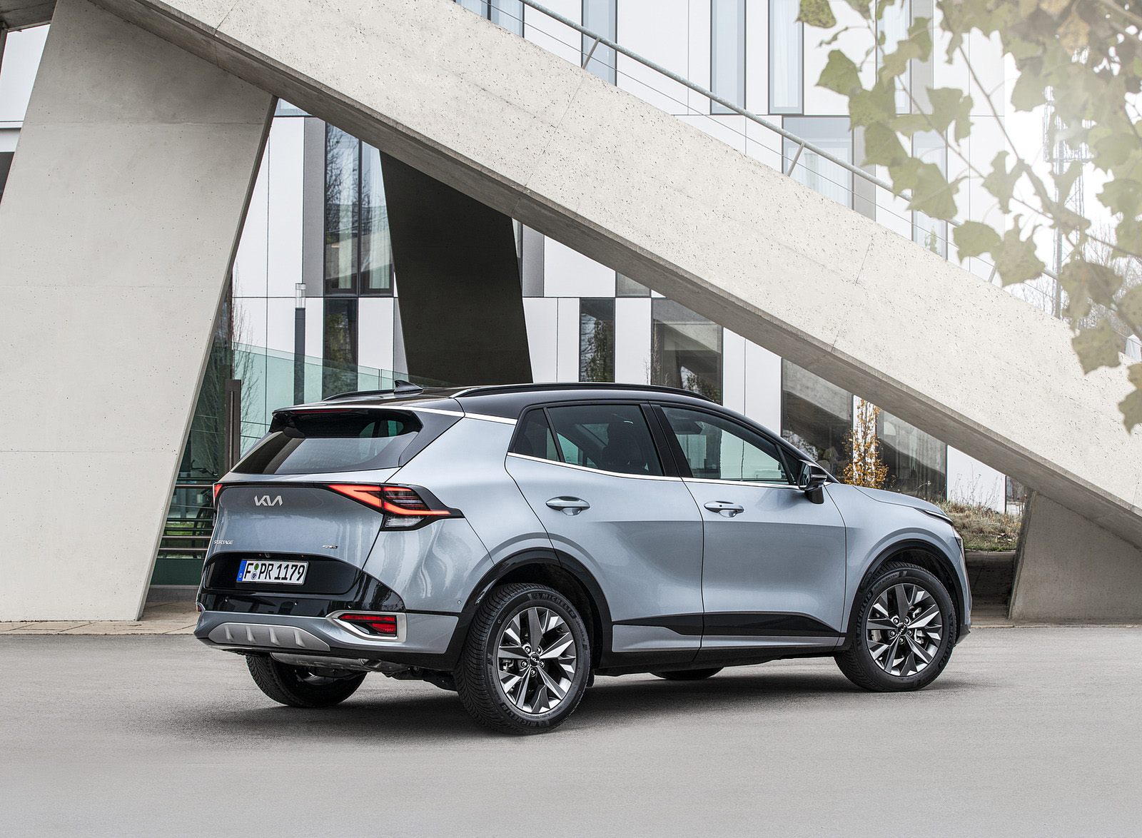 2023 Kia Sportage (Color: Lunar Silver; Euro-Spec) Rear Three-Quarter Wallpapers (11)