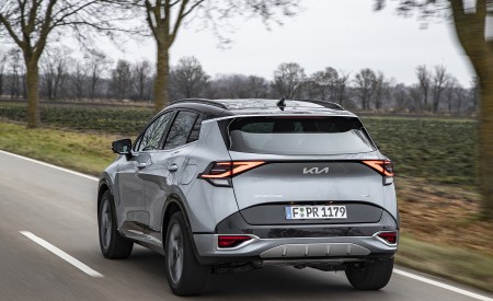 2023 Kia Sportage (Color: Lunar Silver; Euro-Spec) Rear Three-Quarter Wallpapers 450x275 (3)