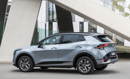 2023 Kia Sportage (Color: Lunar Silver; Euro-Spec) Rear Three-Quarter Wallpapers 450x275 (12)