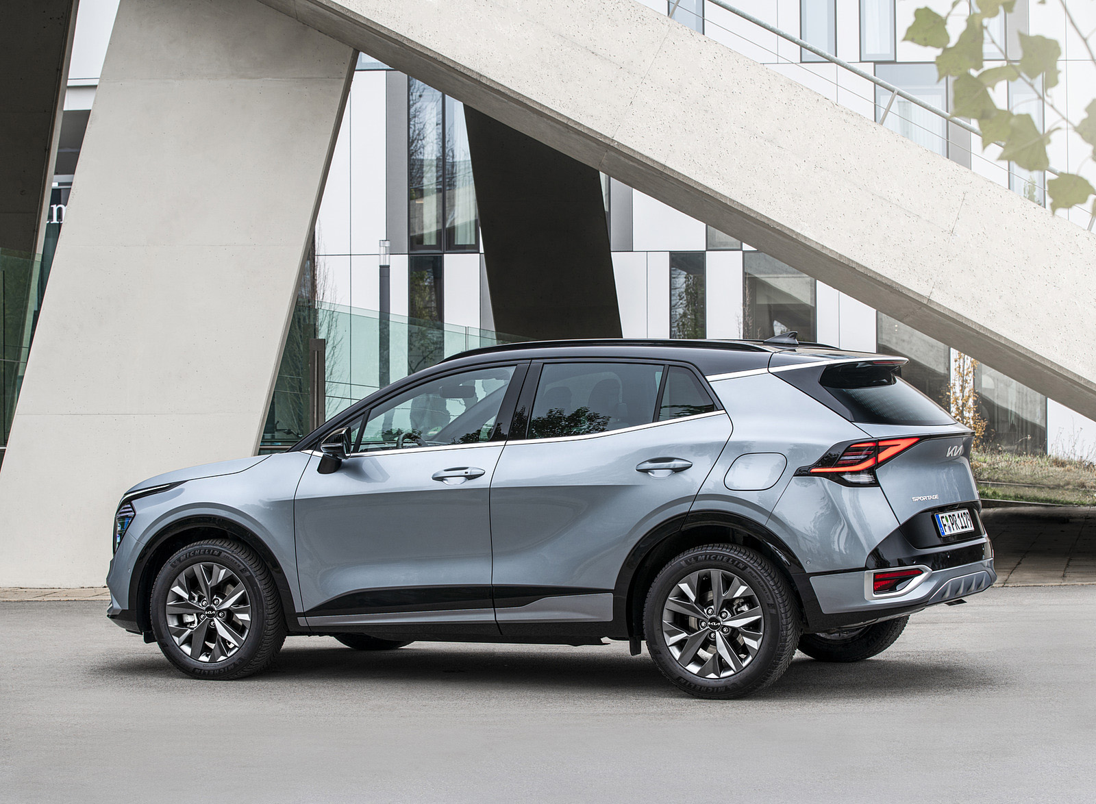 2023 Kia Sportage (Color: Lunar Silver; Euro-Spec) Rear Three-Quarter Wallpapers (12)