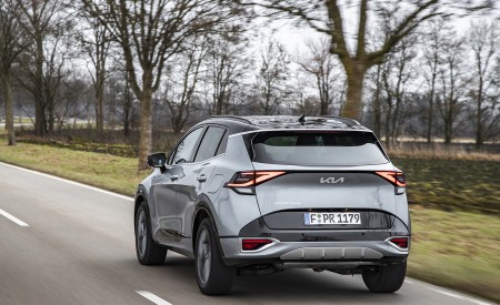 2023 Kia Sportage (Color: Lunar Silver; Euro-Spec) Rear Three-Quarter Wallpapers 450x275 (5)