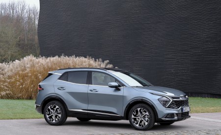 2023 Kia Sportage (Color: Yuka Steel Grey; Euro-Spec) Front Three-Quarter Wallpapers 450x275 (83)