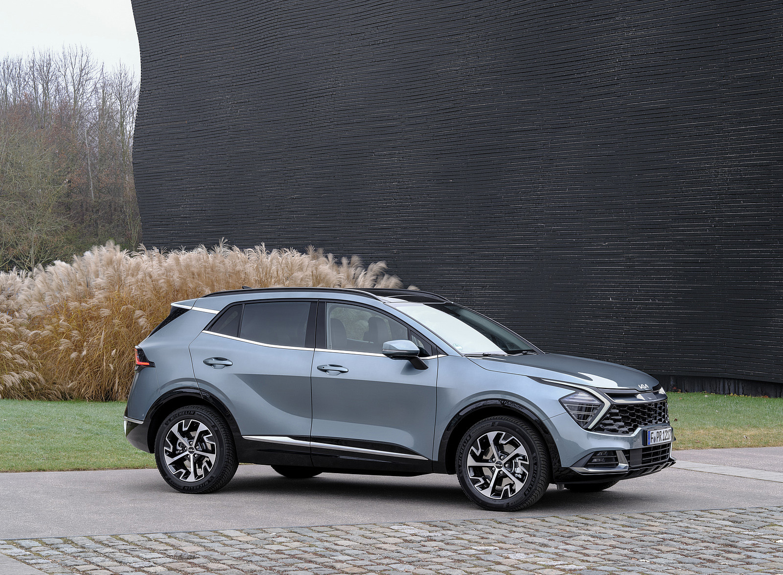2023 Kia Sportage (Color: Yuka Steel Grey; Euro-Spec) Front Three-Quarter Wallpapers #83 of 106