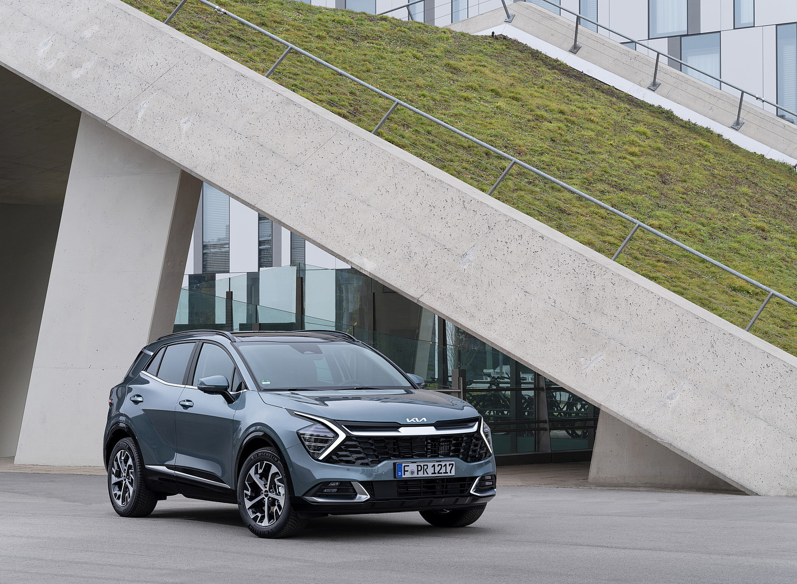2023 Kia Sportage (Color: Yuka Steel Grey; Euro-Spec) Front Three-Quarter Wallpapers #85 of 106