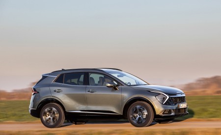 2023 Kia Sportage (Color: Yuka Steel Grey; Euro-Spec) Front Three-Quarter Wallpapers 450x275 (77)