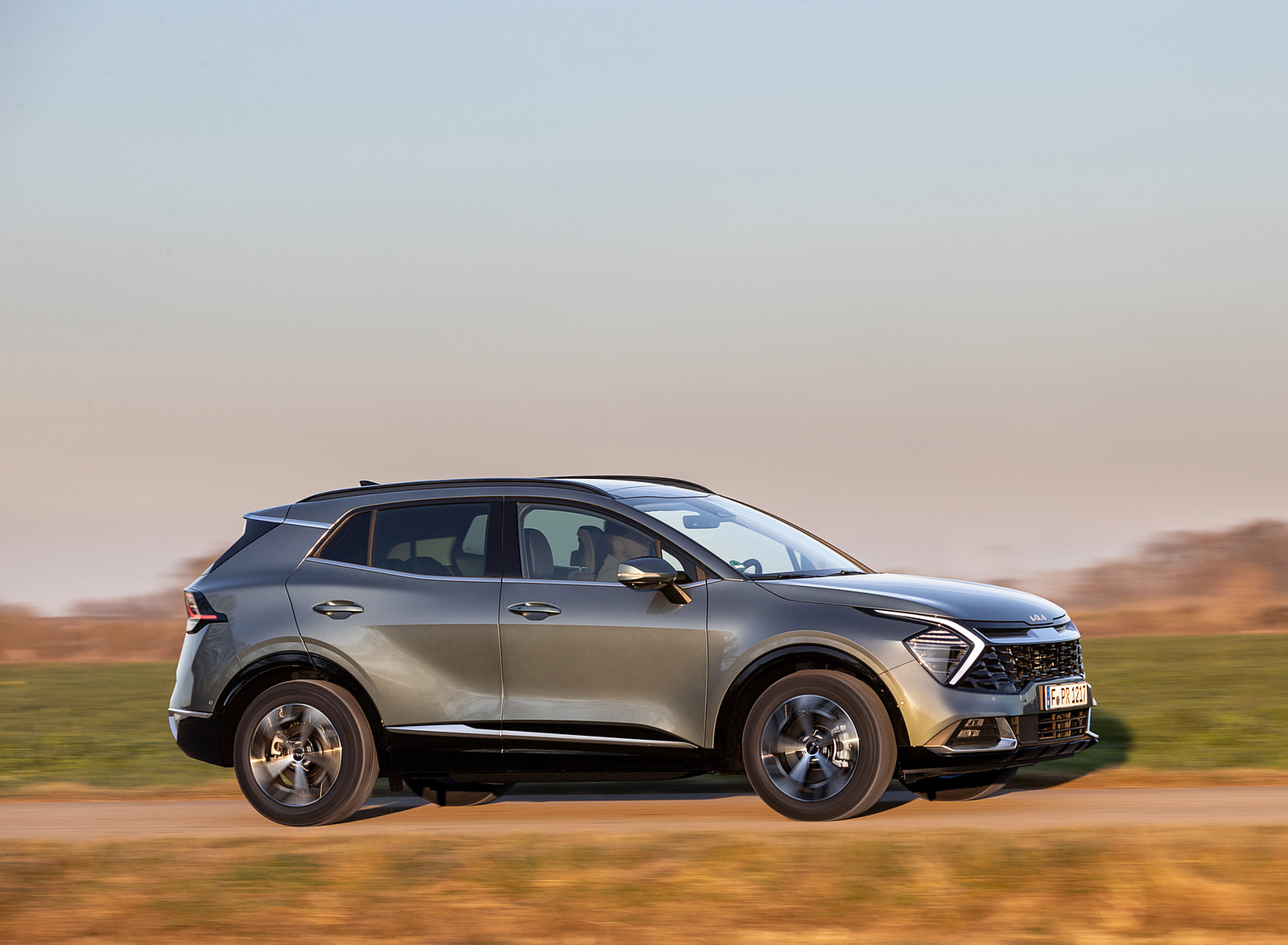 2023 Kia Sportage (Color: Yuka Steel Grey; Euro-Spec) Front Three-Quarter Wallpapers #77 of 106