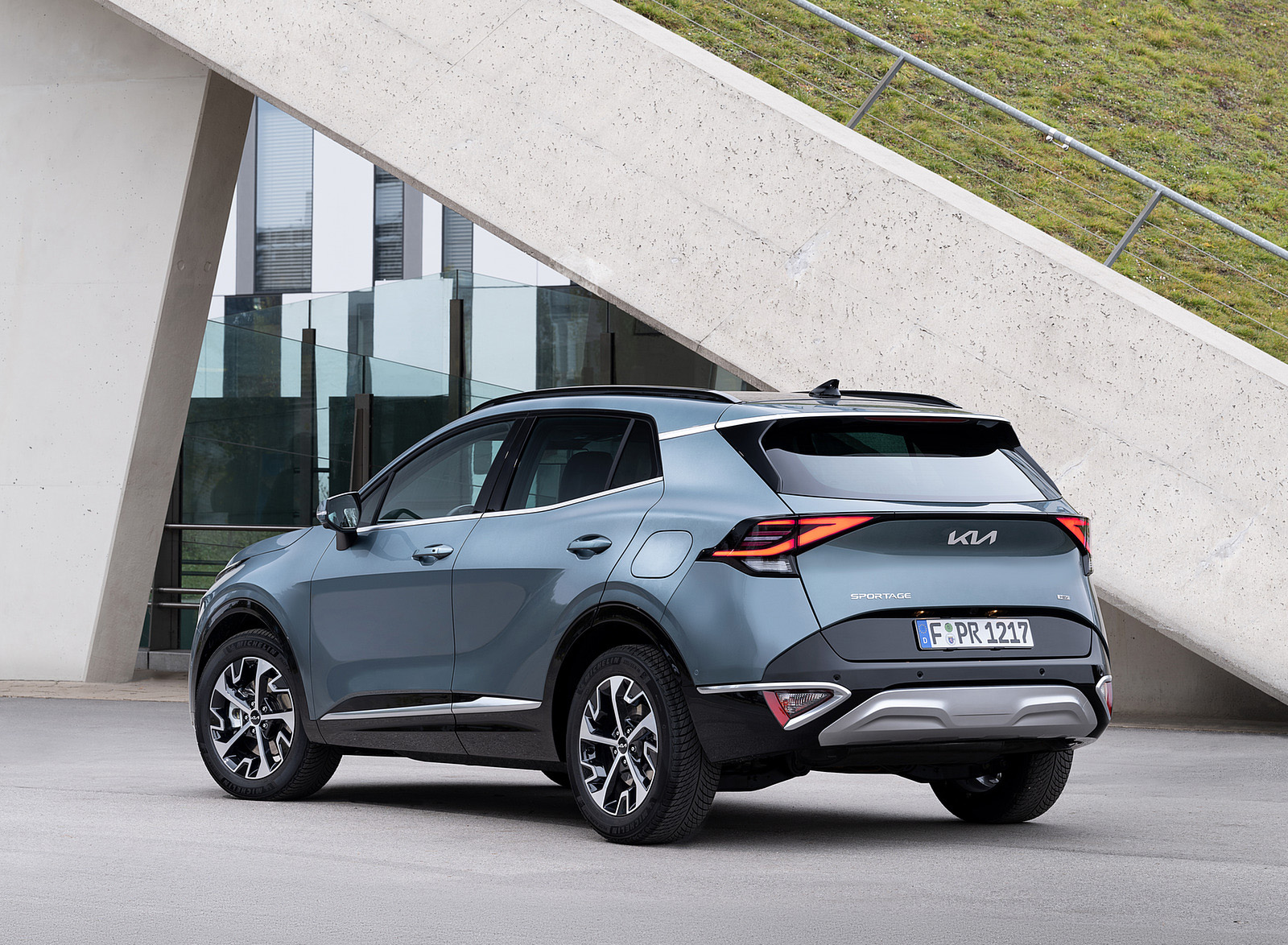 2023 Kia Sportage (Color: Yuka Steel Grey; Euro-Spec) Rear Three-Quarter Wallpapers #86 of 106