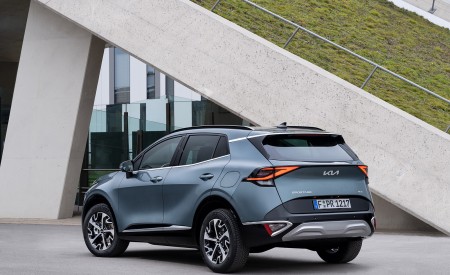 2023 Kia Sportage (Color: Yuka Steel Grey; Euro-Spec) Rear Three-Quarter Wallpapers  450x275 (87)