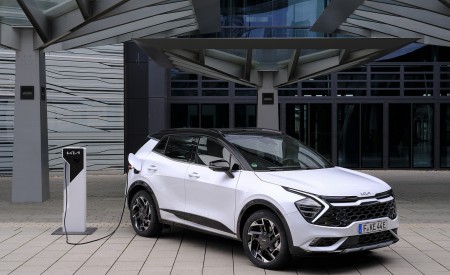 2023 Kia Sportage PHEV (Euro-Spec) Front Three-Quarter Wallpapers 450x275 (9)