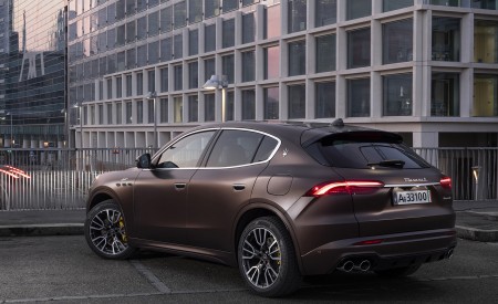 2023 Maserati Grecale GT (Color: Bronzo Opaco) Rear Three-Quarter Wallpapers 450x275 (29)