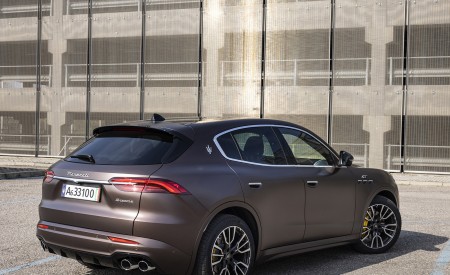 2023 Maserati Grecale GT (Color: Bronzo Opaco) Rear Three-Quarter Wallpapers 450x275 (21)