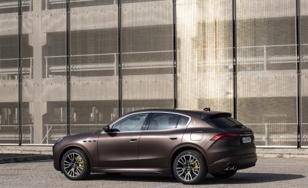2023 Maserati Grecale GT (Color: Bronzo Opaco) Rear Three-Quarter Wallpapers 450x275 (22)