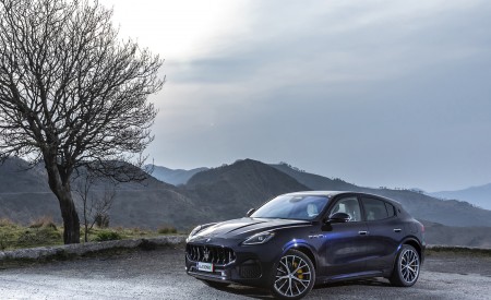 2023 Maserati Grecale Modena (Color: Blu Nobile) Front Three-Quarter Wallpapers  450x275 (11)