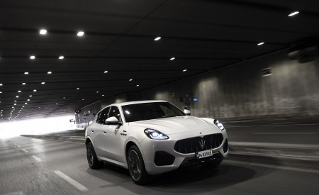 2023 Maserati Grecale Modena (Color: Grigio Cangiante) Front Three-Quarter Wallpapers 450x275 (64)