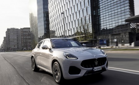 2023 Maserati Grecale Modena (Color: Grigio Cangiante) Front Three-Quarter Wallpapers 450x275 (58)