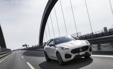 2023 Maserati Grecale Modena (Color: Grigio Cangiante) Front Three-Quarter Wallpapers 450x275 (45)