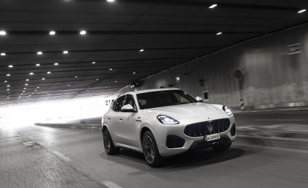 2023 Maserati Grecale Modena (Color: Grigio Cangiante) Front Three-Quarter Wallpapers 450x275 (65)