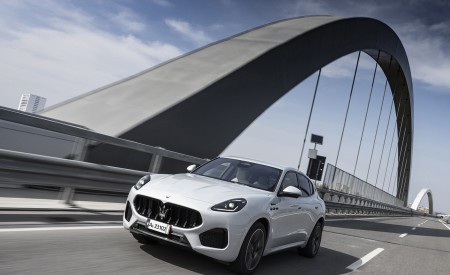 2023 Maserati Grecale Modena (Color: Grigio Cangiante) Front Three-Quarter Wallpapers  450x275 (47)