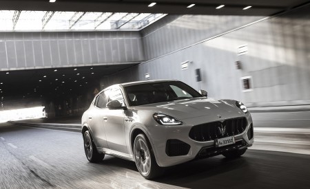 2023 Maserati Grecale Modena (Color: Grigio Cangiante) Front Three-Quarter Wallpapers 450x275 (67)
