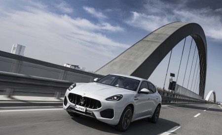 2023 Maserati Grecale Modena (Color: Grigio Cangiante) Front Three-Quarter Wallpapers 450x275 (46)