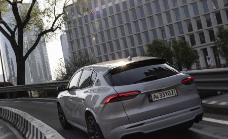 2023 Maserati Grecale Modena (Color: Grigio Cangiante) Rear Three-Quarter Wallpapers 450x275 (60)