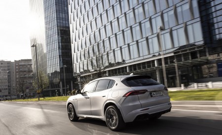 2023 Maserati Grecale Modena (Color: Grigio Cangiante) Rear Three-Quarter Wallpapers 450x275 (63)