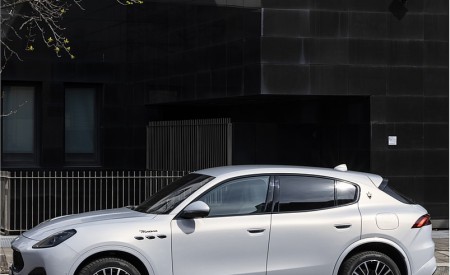 2023 Maserati Grecale Modena (Color: Grigio Cangiante) Side Wallpapers 450x275 (49)