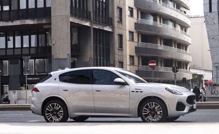 2023 Maserati Grecale Modena (Color: Grigio Cangiante) Side Wallpapers 450x275 (55)