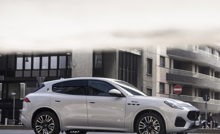 2023 Maserati Grecale Modena (Color: Grigio Cangiante) Side Wallpapers 450x275 (56)