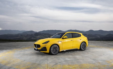 2023 Maserati Grecale Trofeo (Color: Giallo Corse) Front Three-Quarter Wallpapers 450x275 (31)