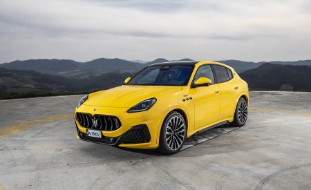 2023 Maserati Grecale Trofeo (Color: Giallo Corse) Front Three-Quarter Wallpapers 450x275 (32)