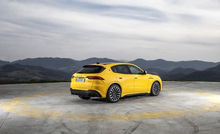 2023 Maserati Grecale Trofeo (Color: Giallo Corse) Rear Three-Quarter Wallpapers 450x275 (35)
