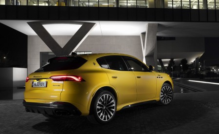 2023 Maserati Grecale Trofeo (Color: Giallo Corse) Rear Three-Quarter Wallpapers 450x275 (62)