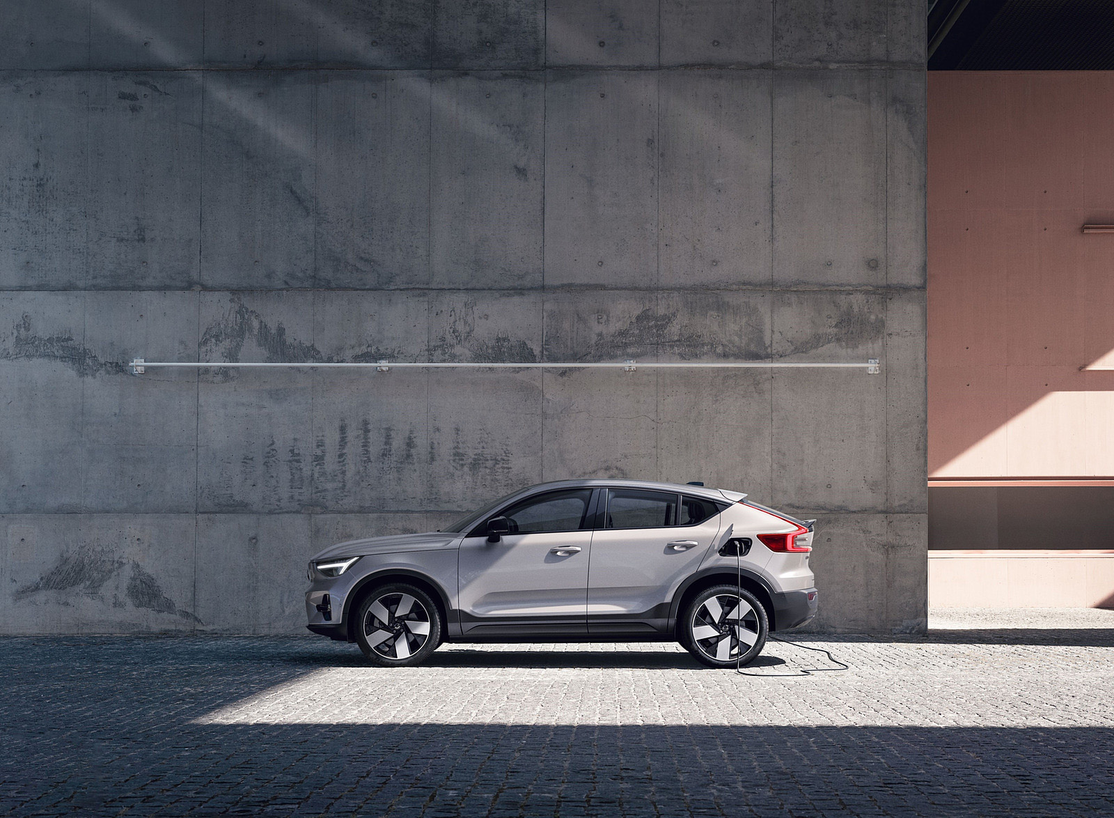 2023 Volvo XC40 Recharge (Color: Silver Dawn) Charging Wallpapers (14)