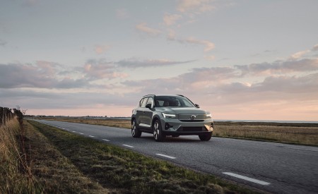 2023 Volvo XC40 Recharge Twin (Color: Sage Green) Front Three-Quarter Wallpapers 450x275 (22)