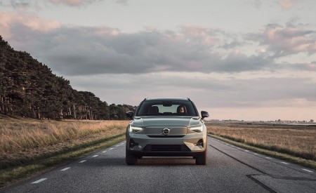 2023 Volvo XC40 Recharge Twin (Color: Sage Green) Front Wallpapers 450x275 (23)