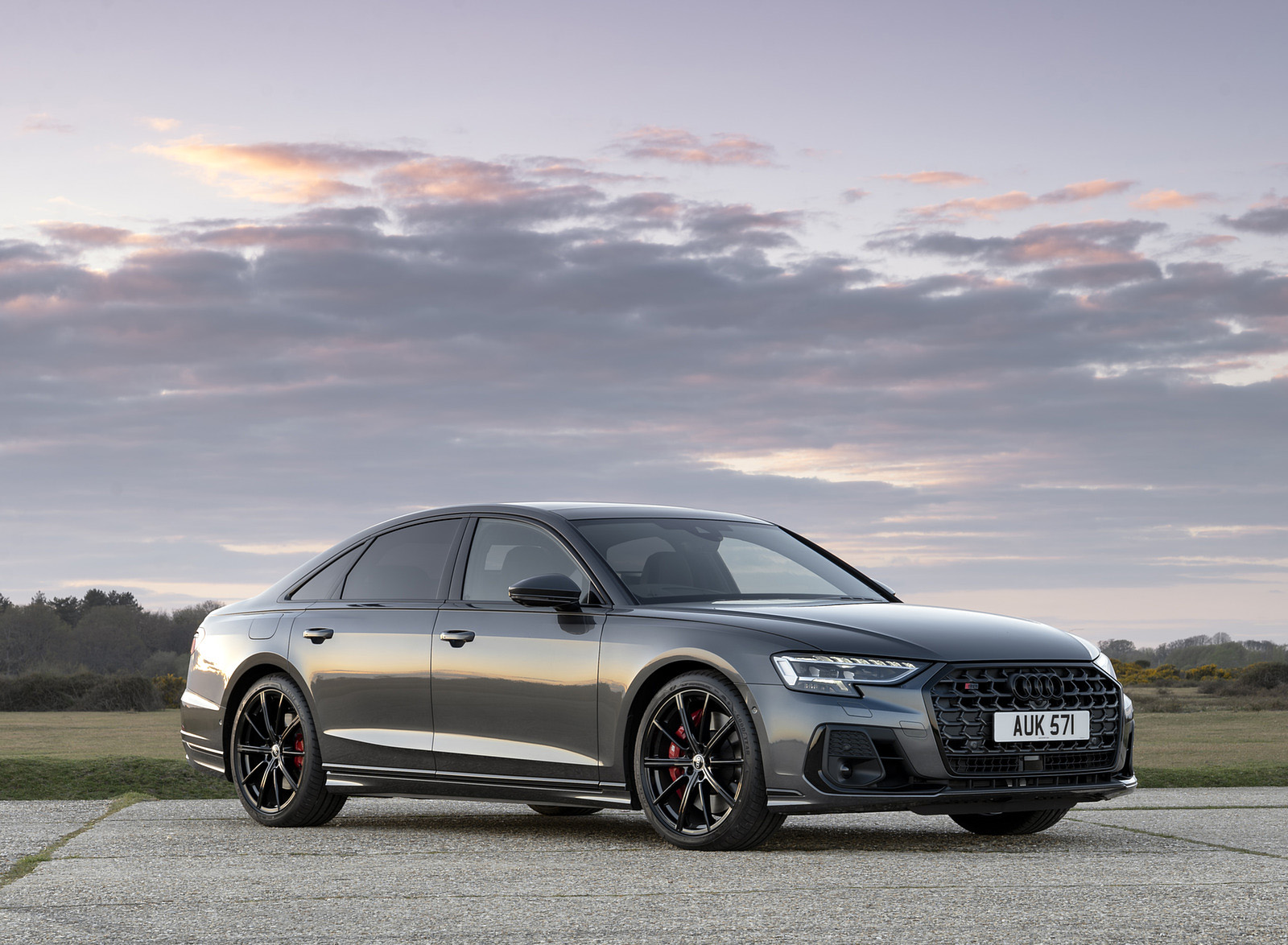 2022 Audi S8 (UK-Spec) Front Three-Quarter Wallpapers  (14)