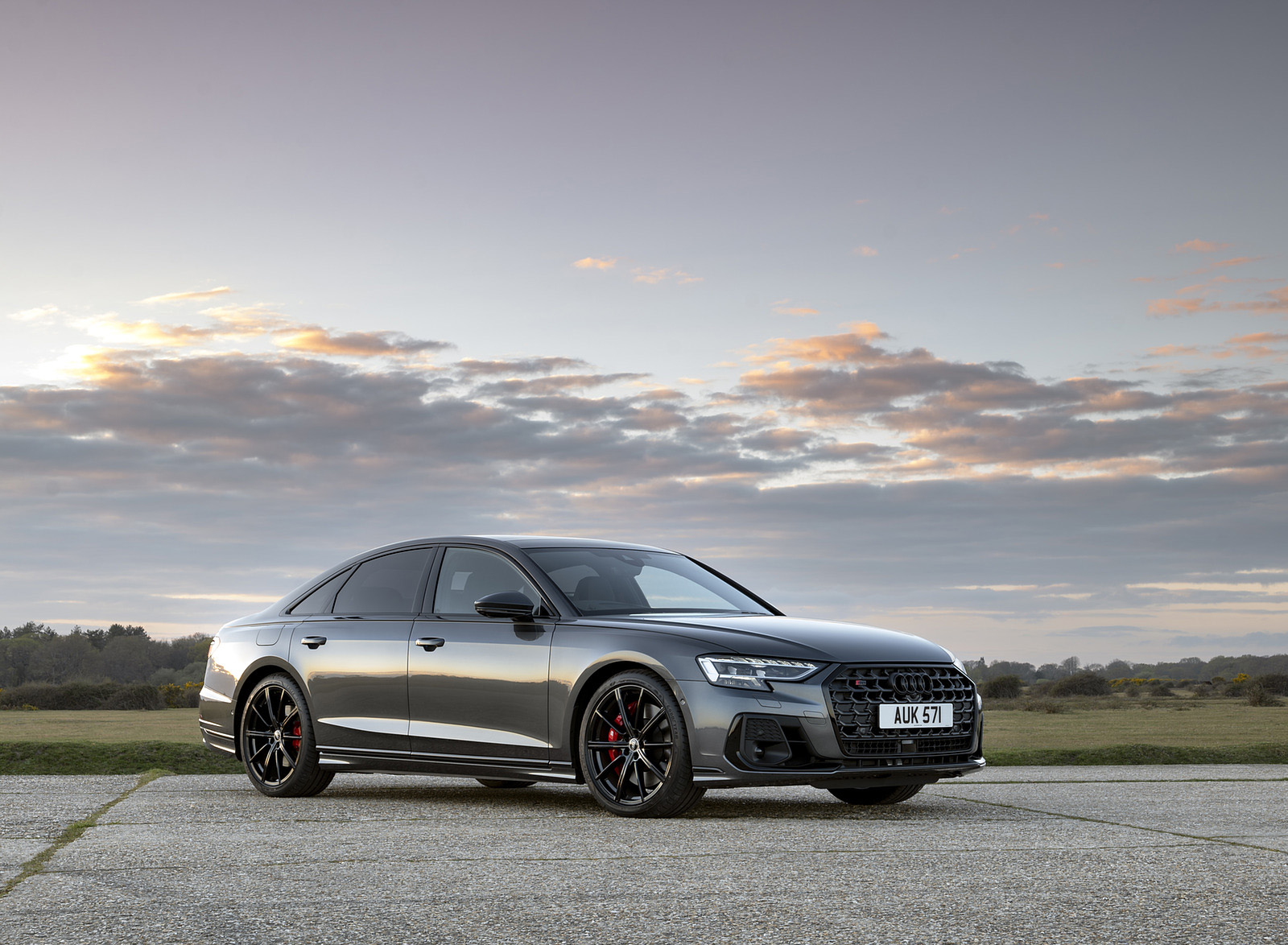 2022 Audi S8 (UK-Spec) Front Three-Quarter Wallpapers (15)