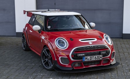 2022 MINI John Cooper Works 24h Nürburgring Front Three-Quarter Wallpapers 450x275 (2)