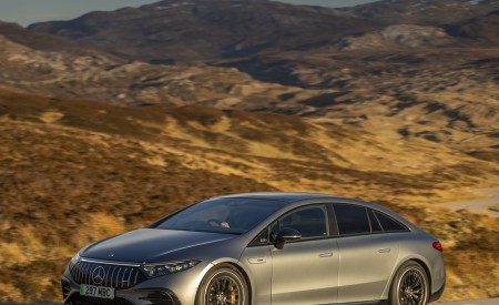 2022 Mercedes-AMG EQS 53 (UK-Spec) Front Three-Quarter Wallpapers 450x275 (24)