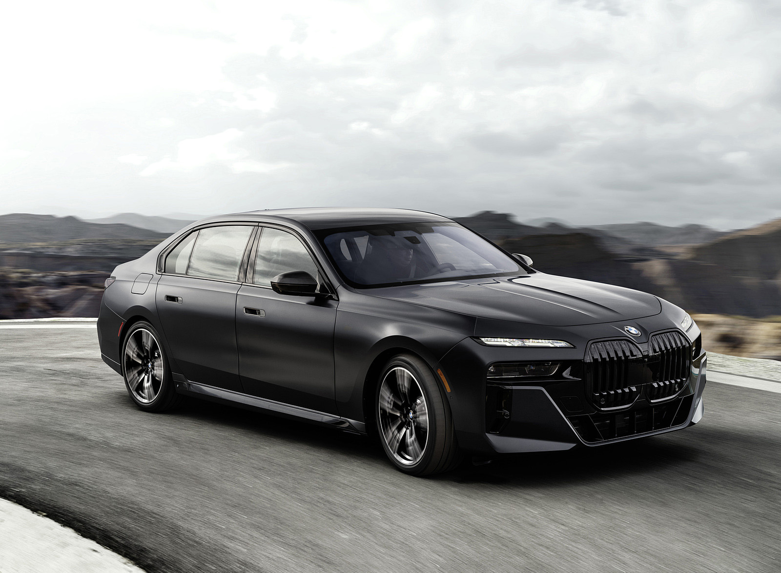 2023 BMW 7 Series 760i xDrive Front Three-Quarter Wallpapers (6)
