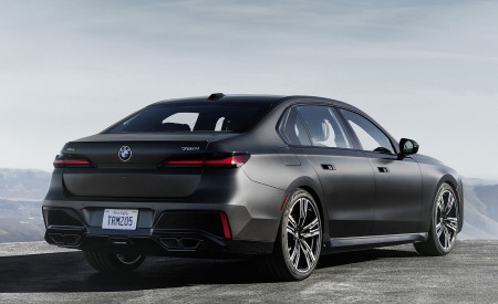 2023 BMW 7 Series 760i xDrive Rear Three-Quarter Wallpapers 450x275 (19)