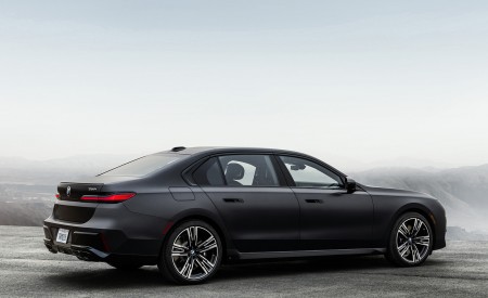 2023 BMW 7 Series 760i xDrive Rear Three-Quarter Wallpapers 450x275 (20)