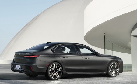2023 BMW 7 Series 760i xDrive Rear Three-Quarter Wallpapers 450x275 (13)